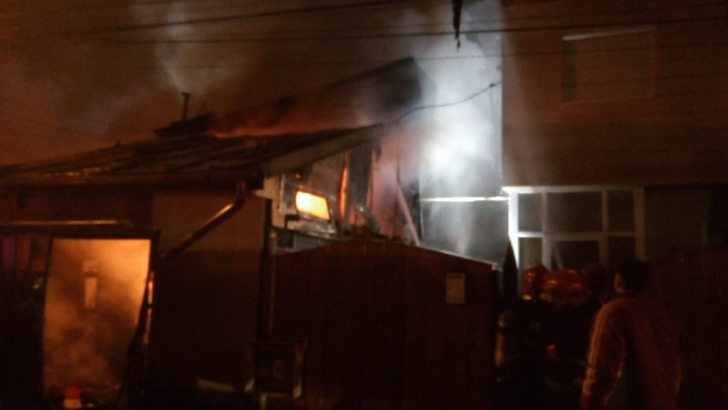 Incendiu puternic în București. Șase case au fost cuprinse de flăcări. Au venit 14 autospeciale de stingere și 5 ambulanțe SMURD